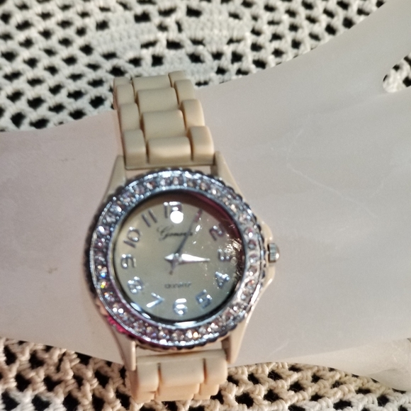 NWOT Quartz movement silver watch - Picture 1 of 5